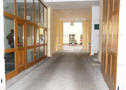Pronájem kanceláře 25m2 v administrativní budově u stanice metra v centru Prahy P8-Florenc.