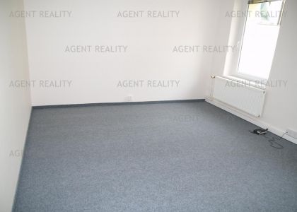 Pronájem 6 kanceláří 124m2 v administrativní budově u stanice metra v centru Prahy P8-Florenc.