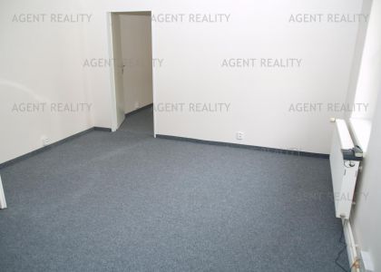 Pronájem 6 kanceláří 124m2 v administrativní budově u stanice metra v centru Prahy P8-Florenc.