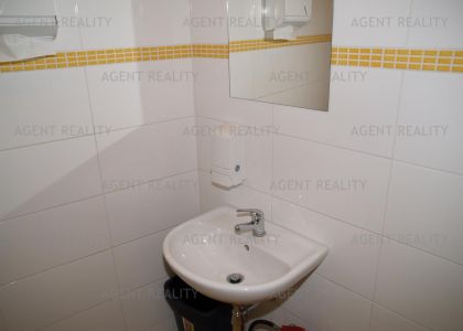 Pronájem 6 kanceláří 124m2 v administrativní budově u stanice metra v centru Prahy P8-Florenc.