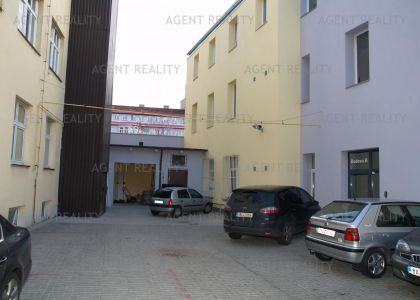 Pronájem 6 kanceláří 124m2 v administrativní budově u stanice metra v centru Prahy P8-Florenc.