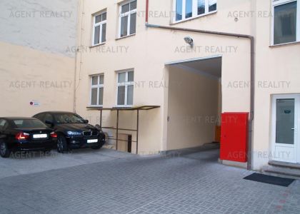 Pronájem 6 kanceláří 124m2 v administrativní budově u stanice metra v centru Prahy P8-Florenc.