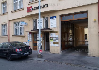 Pronájem 6 kanceláří 124m2 v administrativní budově u stanice metra v centru Prahy P8-Florenc.