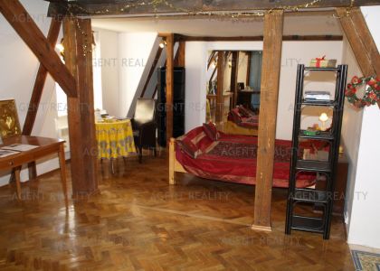 Pronájem malebného bytu 2+kk, 50m2 s bydlením ve věži v samém srdci historickém Prahy.