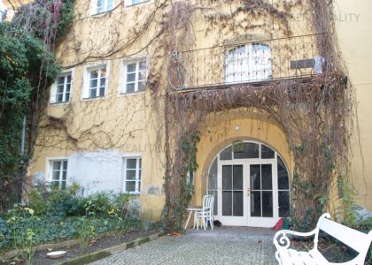 Pronájem malebného bytu 2+kk, 50m2 s bydlením ve věži v samém srdci historickém Prahy.
