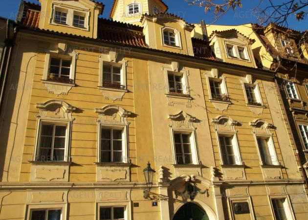 Pronájem malebného bytu 2+kk, 50m2 s bydlením ve věži v samém srdci historickém Prahy.