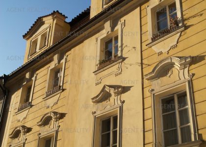 Pronájem malebného bytu 2+kk, 50m2 s bydlením ve věži v samém srdci historickém Prahy.