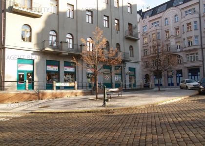 Pronájem malebného bytu 2+kk, 50m2 s bydlením ve věži v samém srdci historickém Prahy.