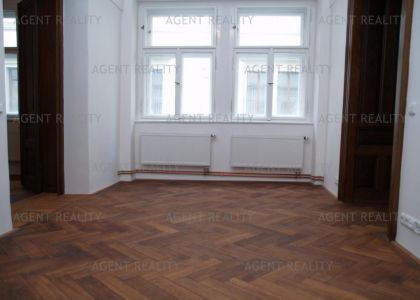 Pronájem rekostruovaného bytu 3+1,105m2 v historické části Prahy u Karlova mostu P1-Staré Město.
