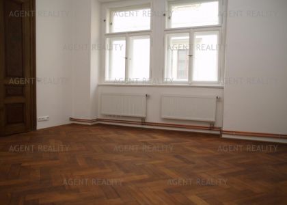 Pronájem rekostruovaného bytu 3+1,105m2 v historické části Prahy u Karlova mostu P1-Staré Město.