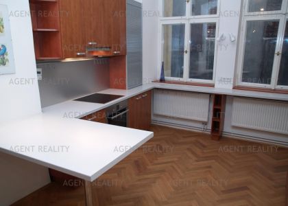 Pronájem rekostruovaného bytu 3+1,105m2 v historické části Prahy u Karlova mostu P1-Staré Město.