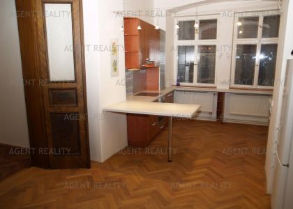 Pronájem rekostruovaného bytu 3+1,105m2 v historické části Prahy u Karlova mostu P1-Staré Město.