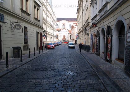 Pronájem rekostruovaného bytu 3+1,105m2 v historické části Prahy u Karlova mostu P1-Staré Město.