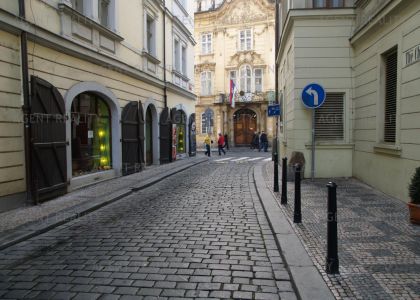 Pronájem rekostruovaného bytu 3+1,105m2 v historické části Prahy u Karlova mostu P1-Staré Město.