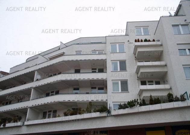 Pronájem luxusního bytu 2+kk,65m2 s terasou 35m2 a garáží v obytném domě P5-Barandov.
