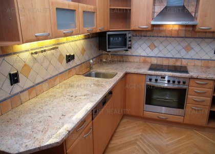 Pronájem luxusního bytu 2+kk,65m2 s terasou 35m2 a garáží v obytném domě P5-Barandov.
