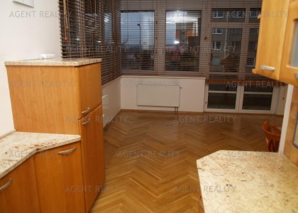 Pronájem luxusního bytu 2+kk,65m2 s terasou 35m2 a garáží v obytném domě P5-Barandov.