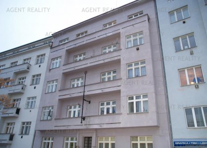 Pronájem bytu  2+kk, 57m2 s neprůchozími pokoji v činžovním domě po rekonstrukci P10-Vršovice.