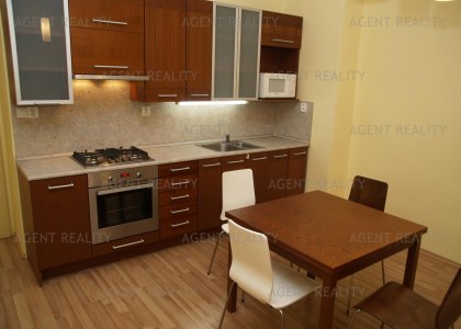 Pronájem bytu  2+kk, 57m2 s neprůchozími pokoji v činžovním domě po rekonstrukci P10-Vršovice.