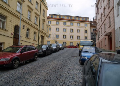 Pronájem pěkného bytu 3+1, 70m2 v cihlovém domě ve zvýšeném přízemí P6-Břevnov.