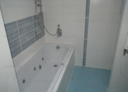  Prodej nového podkrovního bytu 2+kk, 61m2 u Vltavy s krásnou vyhlídkou na Vyšehrad.