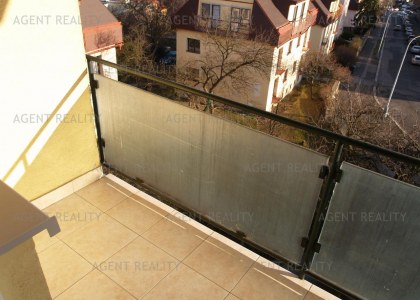 Pronájem moderního bytu 2+kk,65m2 s balkony a výhledem na Prahu v obytném domě P5-Smíchov.