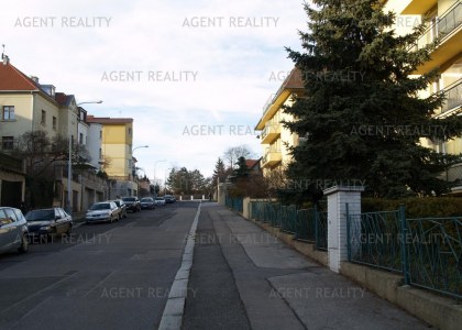 Pronájem moderního bytu 2+kk,65m2 s balkony a výhledem na Prahu v obytném domě P5-Smíchov.