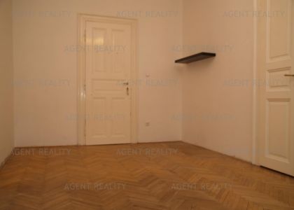 Pronájem  částečně zařízeného světlého bytu 2+1, 82m2 v nájemním domě P5-Smíchov.