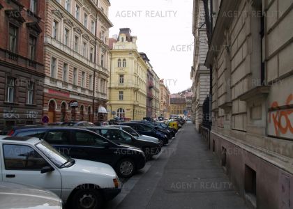 Pronájem  částečně zařízeného světlého bytu 2+1, 82m2 v nájemním domě P5-Smíchov.