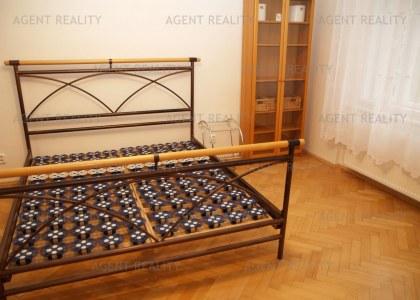 Agentreality pronajme velmi pěkný zařízený byt 3+kk, 93 m2 nedaleko stanice  metra Vyšehrad.