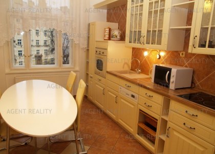 Agentreality pronajme velmi pěkný zařízený byt 3+kk, 93 m2 nedaleko stanice  metra Vyšehrad.