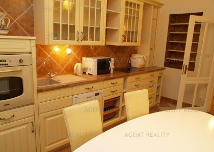 Agentreality pronajme velmi pěkný zařízený byt 3+kk, 93 m2 nedaleko stanice  metra Vyšehrad.