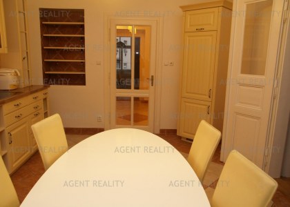 Agentreality pronajme velmi pěkný zařízený byt 3+kk, 93 m2 nedaleko stanice  metra Vyšehrad.
