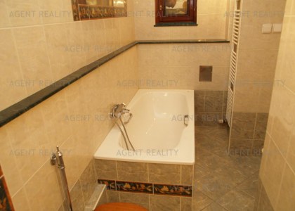 Agentreality pronajme velmi pěkný zařízený byt 3+kk, 93 m2 nedaleko stanice  metra Vyšehrad.