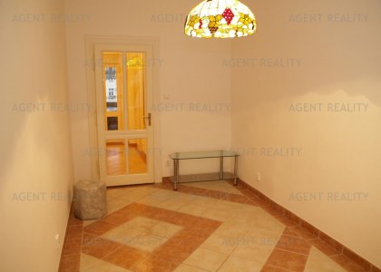Agentreality pronajme velmi pěkný zařízený byt 3+kk, 93 m2 nedaleko stanice  metra Vyšehrad.