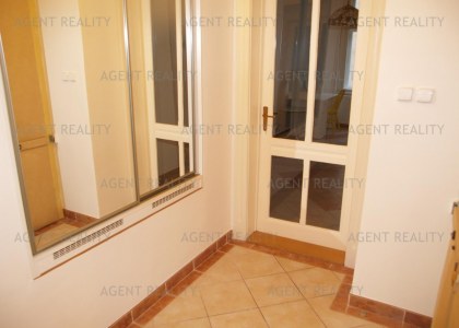 Agentreality pronajme velmi pěkný zařízený byt 3+kk, 93 m2 nedaleko stanice  metra Vyšehrad.