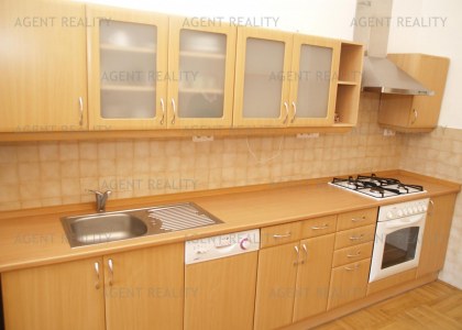 Pronájem stylově zařízeného  bytu 2+1, 80m2 v činžovním domě s výtahem v P1-Nové Město.