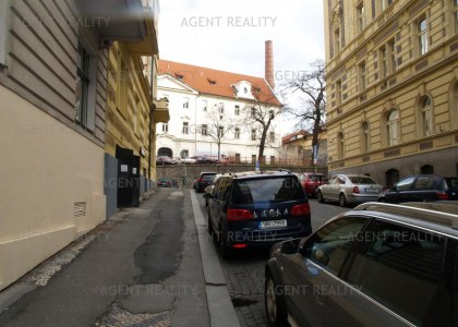 Pronájem stylově zařízeného  bytu 2+1, 80m2 v činžovním domě s výtahem v P1-Nové Město.