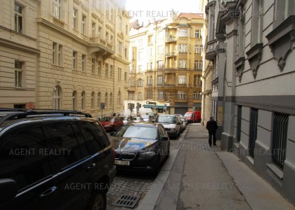 Pronájem stylově zařízeného  bytu 2+1, 80m2 v činžovním domě s výtahem v P1-Nové Město.