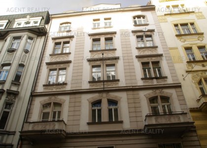 Pronájem stylově zařízeného  bytu 2+1, 80m2 v činžovním domě s výtahem v P1-Nové Město.