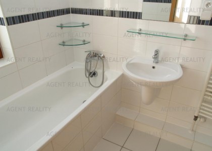 Pronájem bytu 2+kk,44m2 s terasou 23m2 a předzahrádkou 221m2 včetně garážévého stání. P6-Bílá Hora.