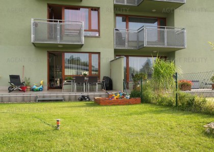 Pronájem bytu 2+kk,44m2 s terasou 23m2 a předzahrádkou 221m2 včetně garážévého stání. P6-Bílá Hora.