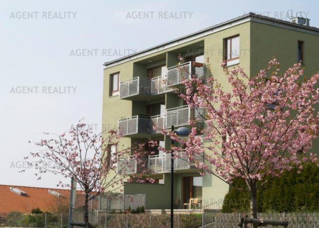 Pronájem bytu 2+kk,44m2 s terasou 23m2 a předzahrádkou 221m2 včetně garážévého stání. P6-Bílá Hora.