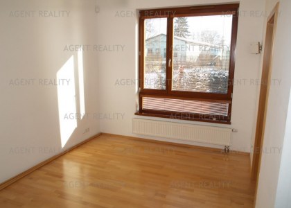 Pronájem bytu 2+kk,44m2 s terasou 23m2 a předzahrádkou 221m2 včetně garážévého stání. P6-Bílá Hora.