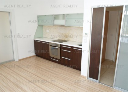 Pronájem bytu 2+kk,44m2 s terasou 23m2 a předzahrádkou 221m2 včetně garážévého stání. P6-Bílá Hora.