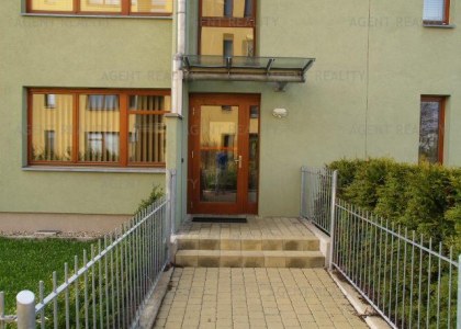 Pronájem bytu 2+kk,44m2 s terasou 23m2 a předzahrádkou 221m2 včetně garážévého stání. P6-Bílá Hora.