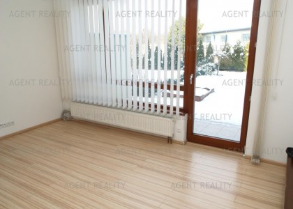 Pronájem bytu 2+kk,44m2 s terasou 23m2 a předzahrádkou 221m2 včetně garážévého stání. P6-Bílá Hora.
