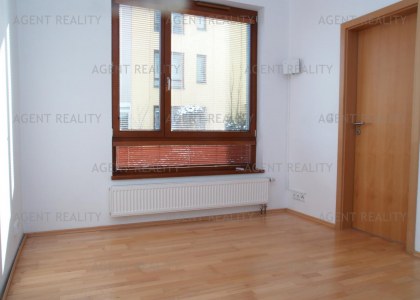 Pronájem bytu 2+kk,44m2 s terasou 23m2 a předzahrádkou 221m2 včetně garážévého stání. P6-Bílá Hora.
