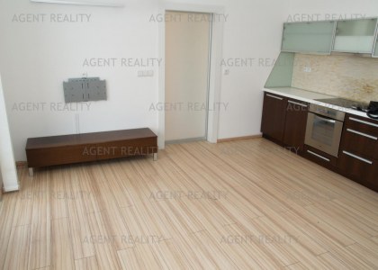 Pronájem bytu 2+kk,44m2 s terasou 23m2 a předzahrádkou 221m2 včetně garážévého stání. P6-Bílá Hora.