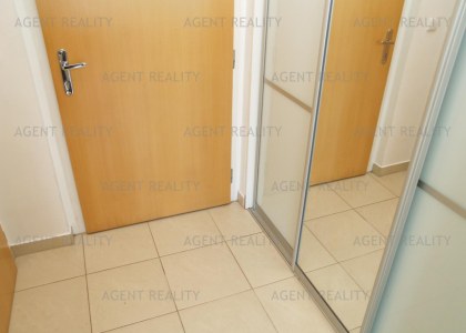 Pronájem bytu 2+kk,44m2 s terasou 23m2 a předzahrádkou 221m2 včetně garážévého stání. P6-Bílá Hora.